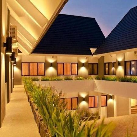 Maesa Hotel Ponorogo Екстер'єр фото