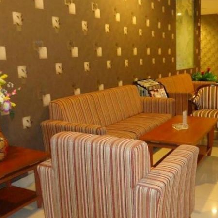 Maesa Hotel Ponorogo Екстер'єр фото