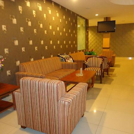 Maesa Hotel Ponorogo Екстер'єр фото