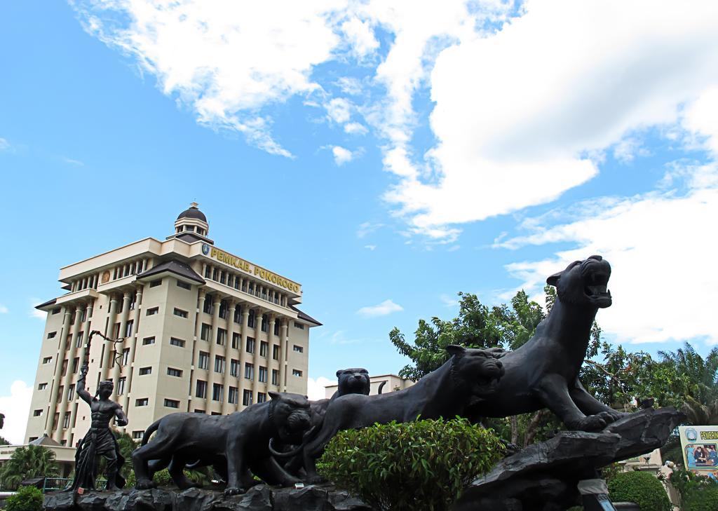 Maesa Hotel Ponorogo Екстер'єр фото