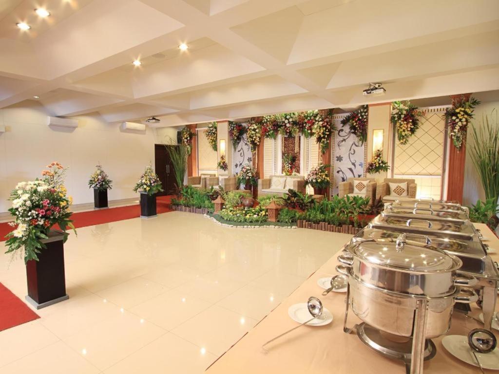 Maesa Hotel Ponorogo Екстер'єр фото