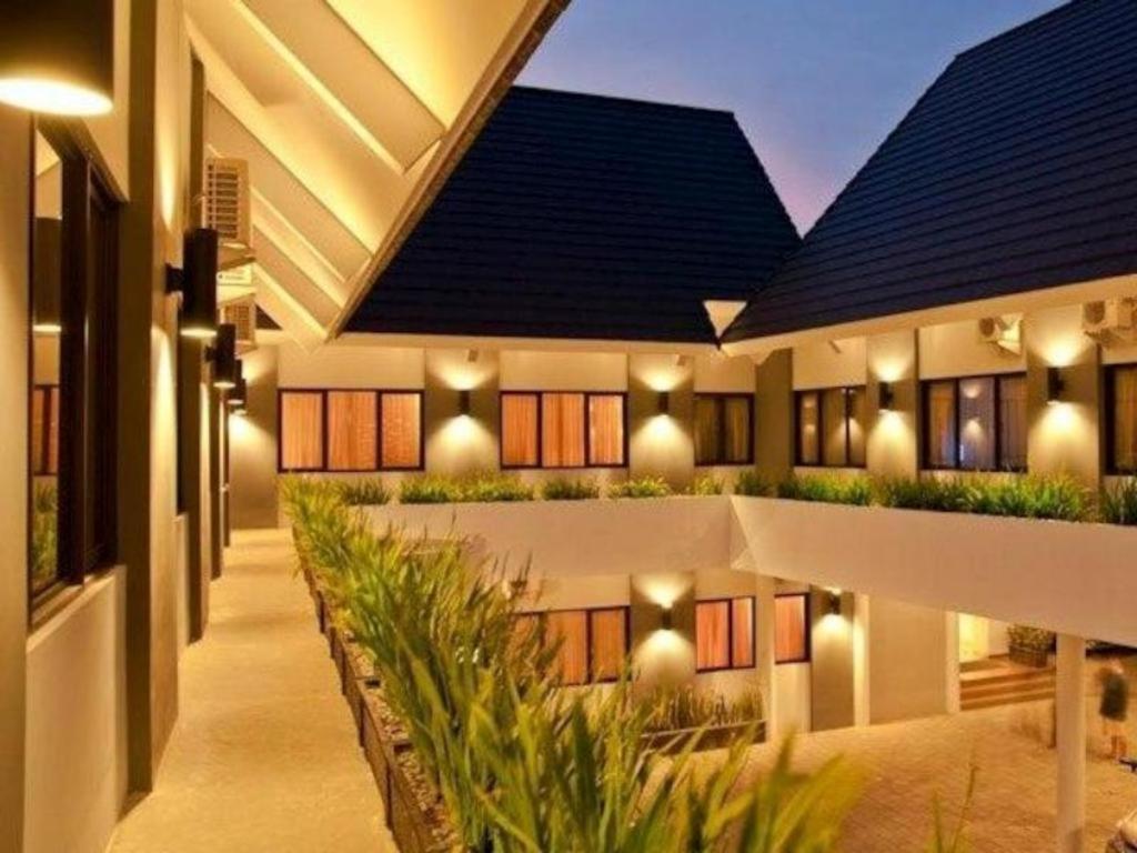 Maesa Hotel Ponorogo Екстер'єр фото