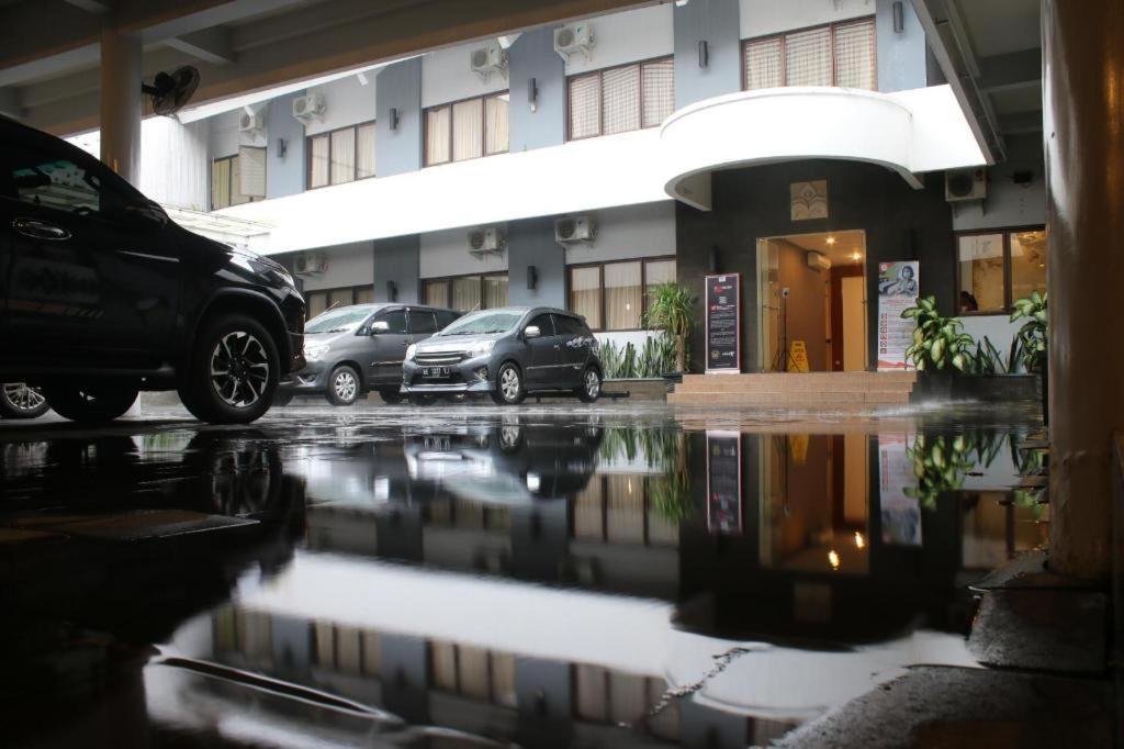 Maesa Hotel Ponorogo Екстер'єр фото