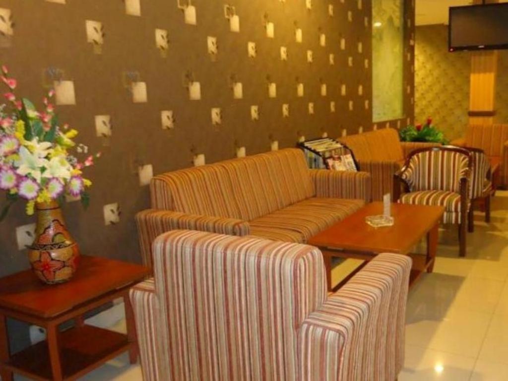 Maesa Hotel Ponorogo Екстер'єр фото