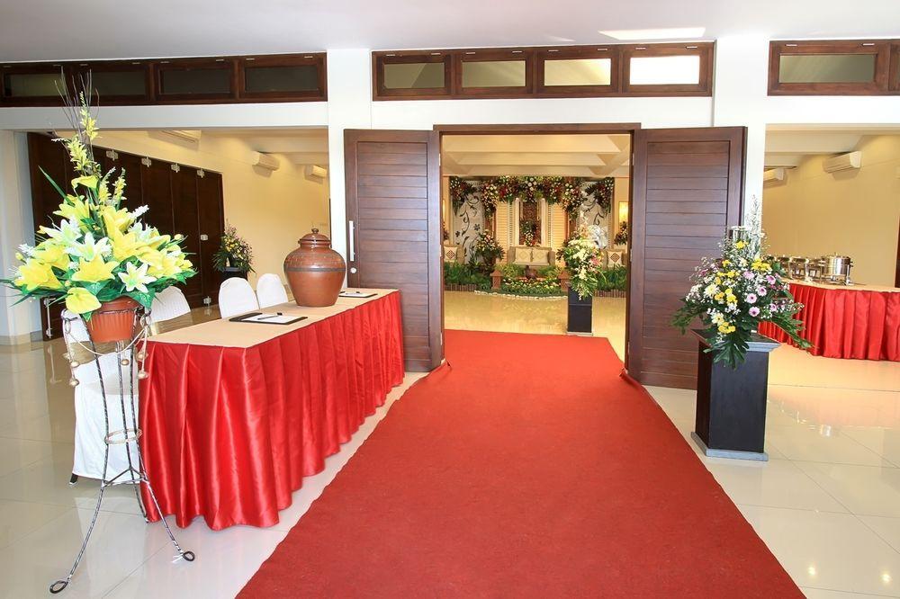 Maesa Hotel Ponorogo Екстер'єр фото