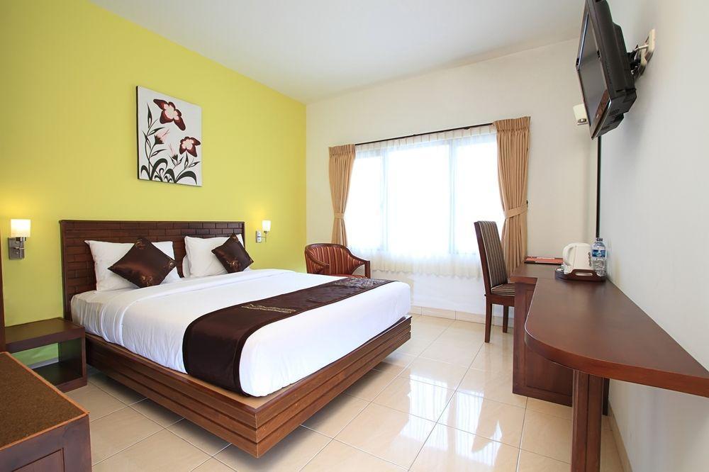 Maesa Hotel Ponorogo Екстер'єр фото