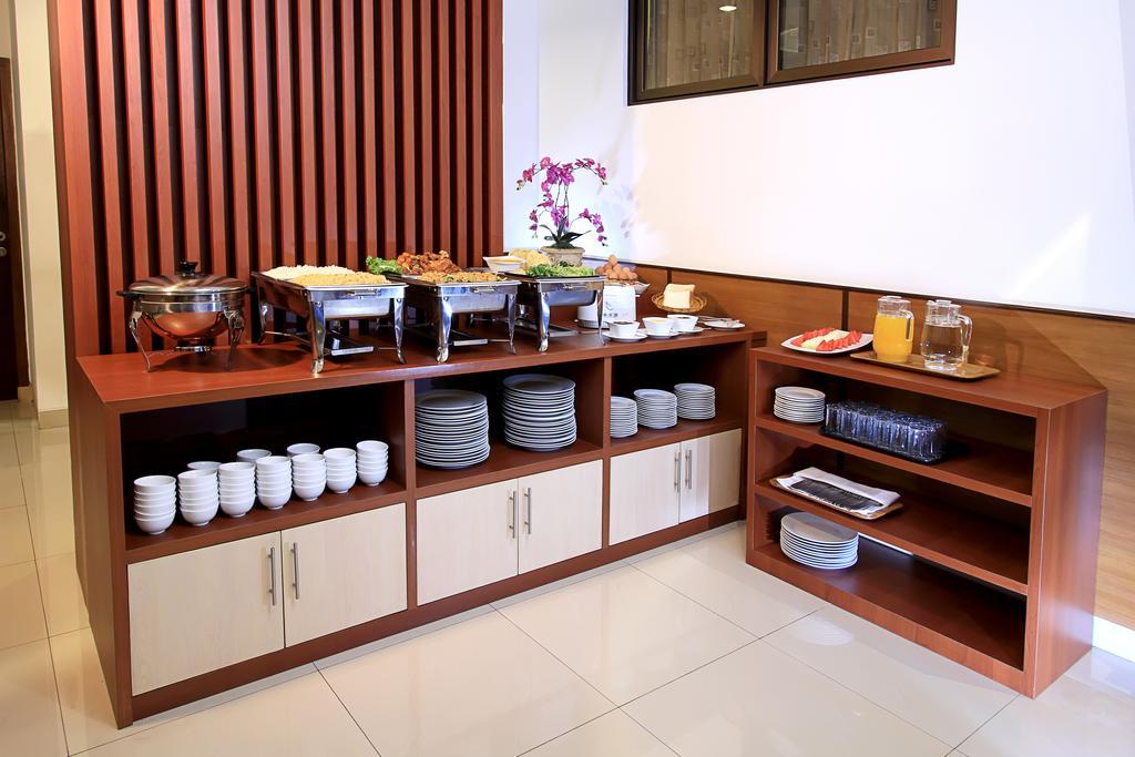 Maesa Hotel Ponorogo Екстер'єр фото