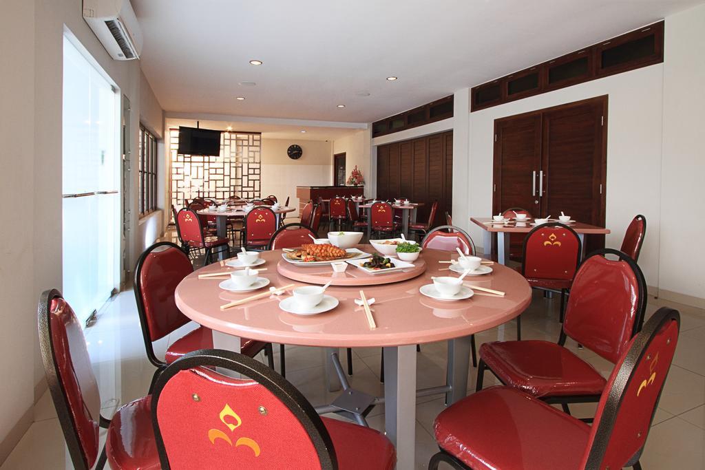 Maesa Hotel Ponorogo Екстер'єр фото