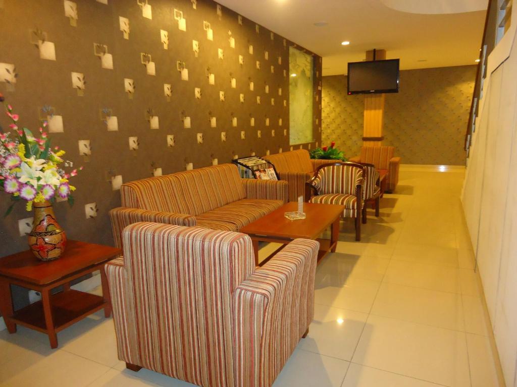 Maesa Hotel Ponorogo Екстер'єр фото