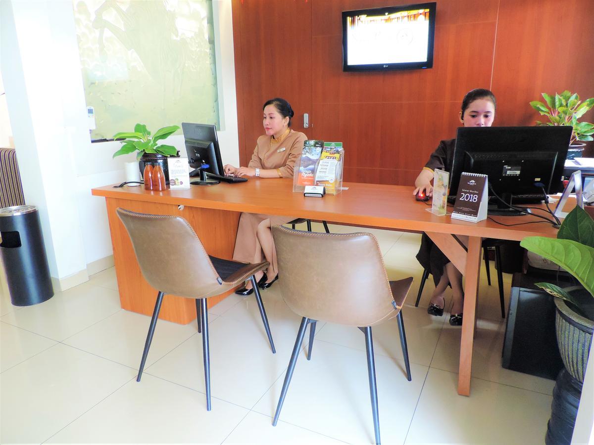 Maesa Hotel Ponorogo Екстер'єр фото