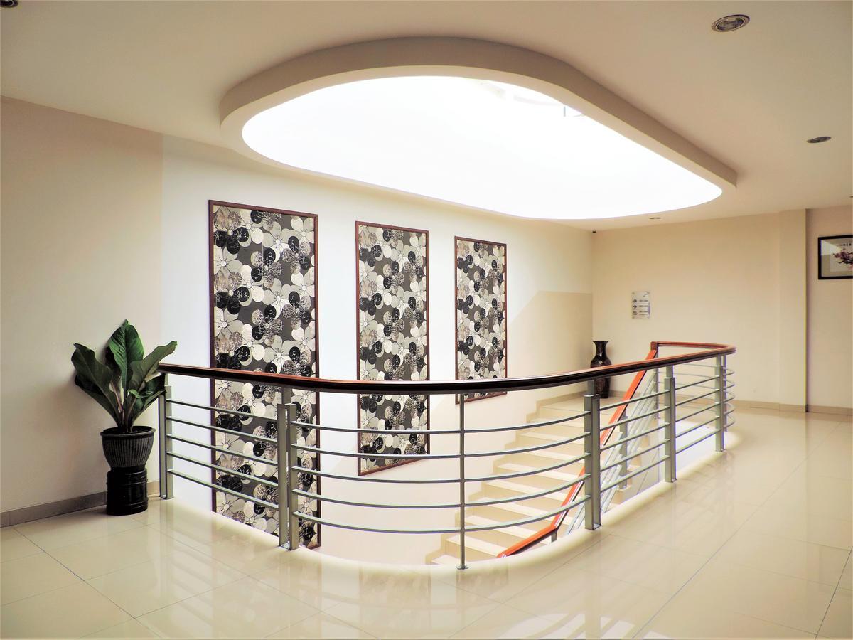 Maesa Hotel Ponorogo Екстер'єр фото