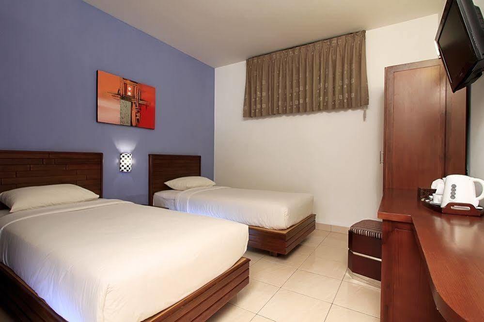 Maesa Hotel Ponorogo Екстер'єр фото